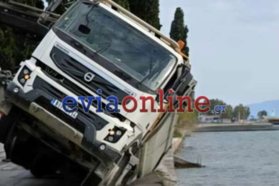 Εύβοια: Υποχώρησε δρόμος, φορτηγό βρέθηκε στο κενό (Εικόνες)