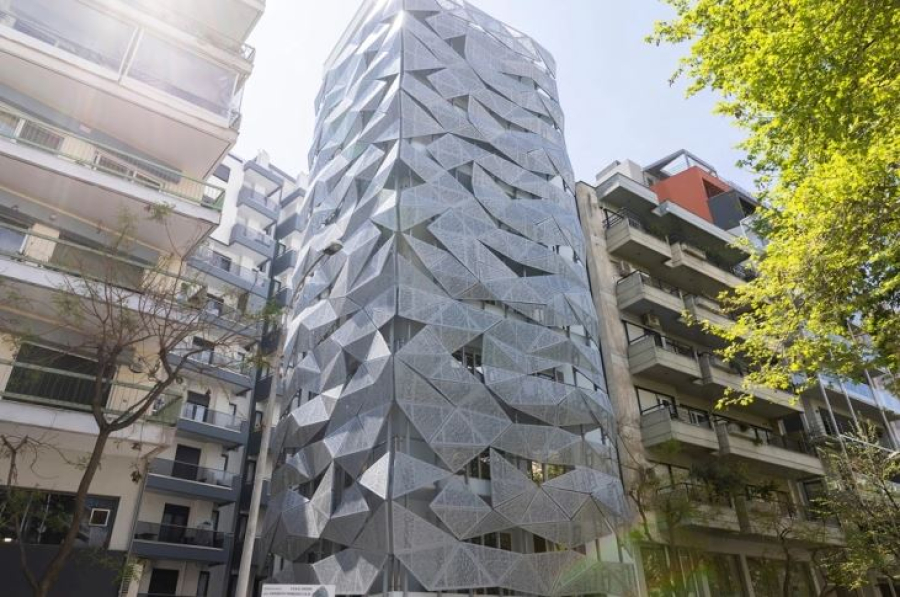 Κι όμως υπάρχει ένα κτίριο στην Θεσσαλονίκη που αλλάζει χρώμα ανάλογα με τις... διαθέσεις του καιρού