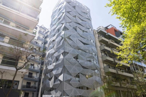 Κι όμως υπάρχει ένα κτίριο στην Θεσσαλονίκη που αλλάζει χρώμα ανάλογα με τις... διαθέσεις του καιρού