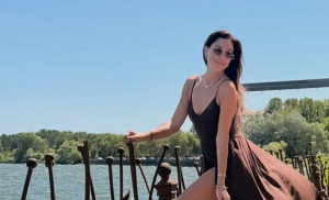 Κατερίνα Παπουτσάκη: Από την Κύθνο στα Γιάννενα – Οι φωτογραφίες δίπλα στη λίμνη