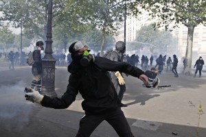 Συγκρούσεις στο Παρίσι και 200 προσαγωγές κουκουλοφόρων για την Πρωτομαγιά