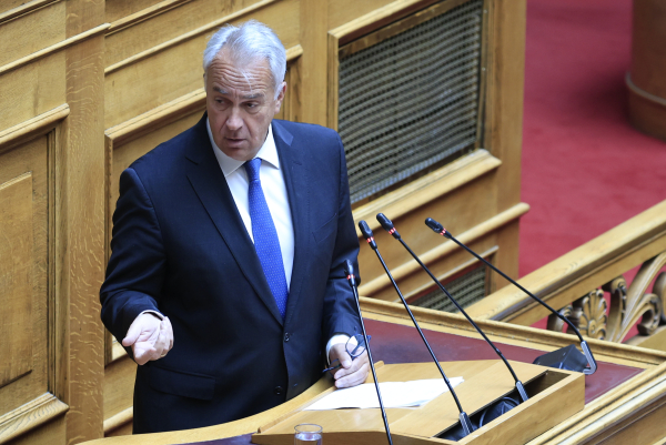«Θα τη βουλιάξουμε τη βάρκα ή δεν θα τη βουλιάξουμε;» - Η αποστροφή Βορίδη που έβαλε «φωτιά» στην Βουλή