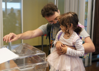 Κρίσιμη προεδρική εκλογή στη Γαλλία με φαβορί τον Μακρόν - Στις κάλπες οι πολίτες