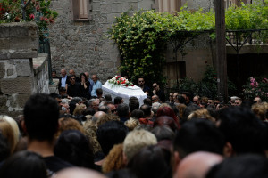 Συγκλονισμένος ο πατριός του Πάνου Ζάρλα στην κηδεία του - Είπε το τελευταίο αντίο στο γιο του (vid)