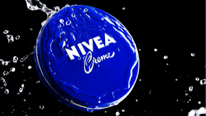 Η κλασική Nivea στο μπλε κουτί παραμένει δημοφιλής 114 χρόνια μετά τη δημιουργία της: «Τη χρησιμοποιώ συχνά», λέει φαρμακοποιός