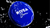 Η κλασική Nivea στο μπλε κουτί παραμένει δημοφιλής 114 χρόνια μετά τη δημιουργία της: «Τη χρησιμοποιώ συχνά», λέει φαρμακοποιός