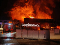 Λαμία: Στάχτη έγινε το εργοστάσιο όπου παρασκευάστηκαν τα αλλοιωμένα σχολικά γεύματα