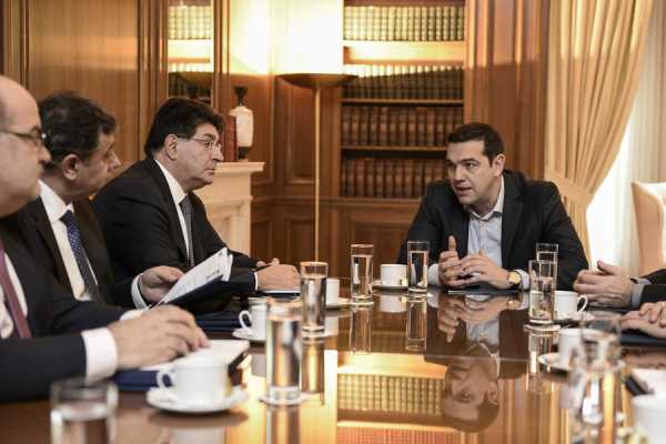 «Ναι» σε μικρή και προσωρινή αύξηση των ασφαλιστικών εισφορών