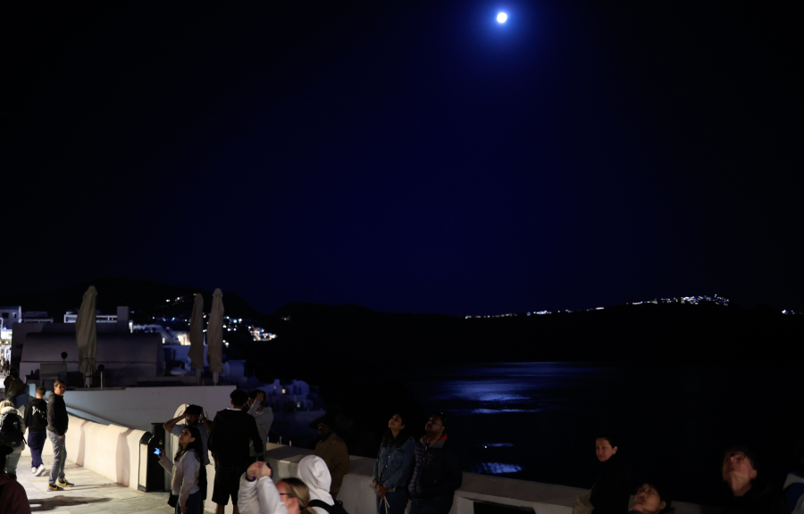 Σαντορίνη: Τουρίστες «πλημμύρισαν» τα σοκάκια για να δουν την πανσέληνο