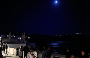 Σαντορίνη: Τουρίστες «πλημμύρισαν» τα σοκάκια για να δουν την πανσέληνο