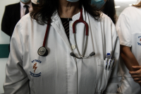 Σοβαρή καταγγελία για το «Αττικόν»: Η διοίκηση στερεί κρίσιμη επέμβαση σε 49 ασθενείς με Πάρκινσον