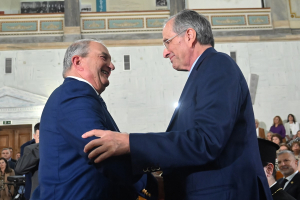 Καραμανλής - Σαμαράς: Θερμή χειραψία και ζεστά χαμόγελα