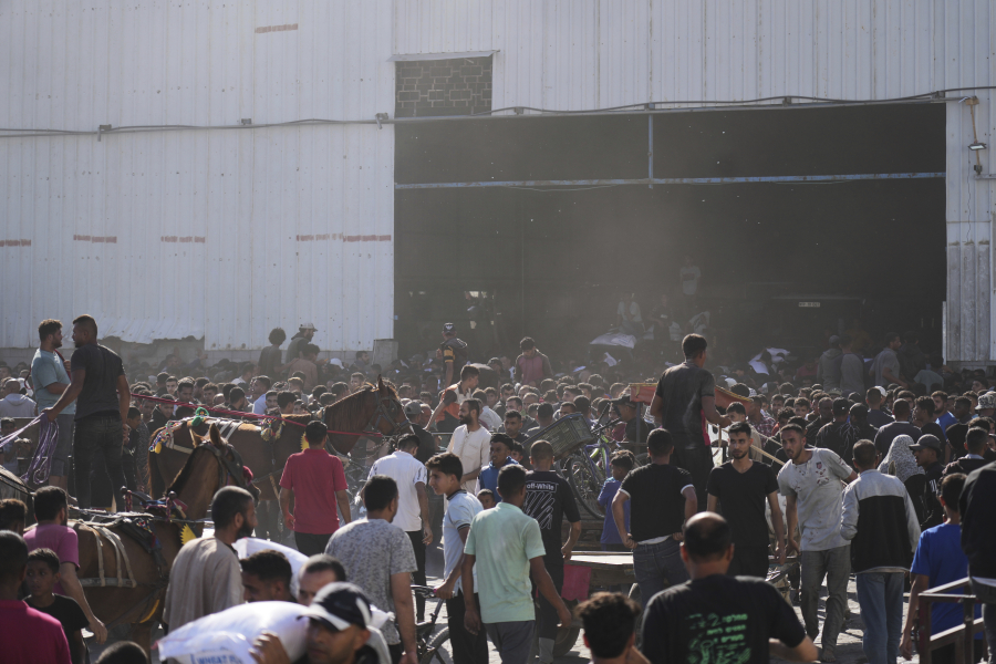 Η κόλαση της πείνας στη Γάζα: Ορδές πεινασμένων εισβάλλουν σε αποθήκη με τρόφιμα, τέσσερις νεκροί