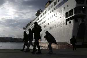 «Δρακόντεια» τα μέτρα στο λιμάνι του Πειραιά για τους πρόσφυγες