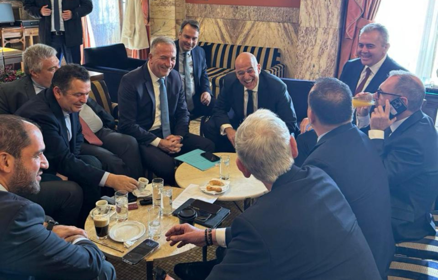 Το «πηγαδάκι» με Δένδια και το debate για τα μουστάκια