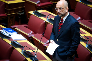 Περιπέτεια για Κώστα Μπάρκα: Καταδίωξε διαρρήκτες που μπήκαν στην πολυκατοικία του