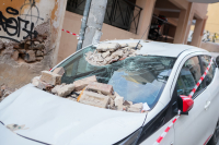 Νέος Κόσμος: Μπαλκόνι κατέρρευσε προκαλώντας ζημιές σε σταθμευμένα αυτοκίνητα (εικόνες)