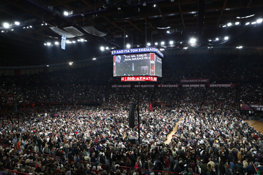 Χιλιάδες χόρεψαν πάνω στο φτερό του καρχαρία στη μεγαλειώδη συναυλία-αφιέρωμα στον Θάνο Μικρούτσικο