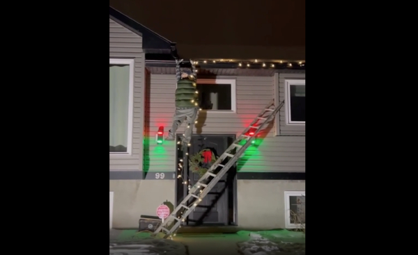 Νόμιζαν ότι άνθρωπος κρεμόταν από υδρορροή, ήταν τελικά η χριστουγεννιάτικη διακόσμηση (Βίντεο)