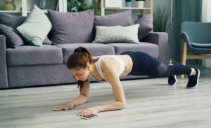 Personal trainer: Αυτές είναι οι 3 ασκήσεις «αντιγήρανσης» που πρέπει να κάνουν όλοι μετά τα 40 κάθε εβδομάδα