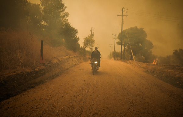 Συνολάκης για φωτιές: Δεν γίνεται να περιμένουμε ώρες να έρθει ένα ελικόπτερο