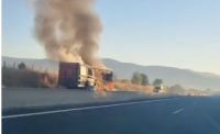 Κοζάνη: Φωτιά σε φορτηγό με φωτοβολταϊκά στην Εγνατία Οδό - Προσωρινή διακοπή κυκλοφορίας (Βίντεο)