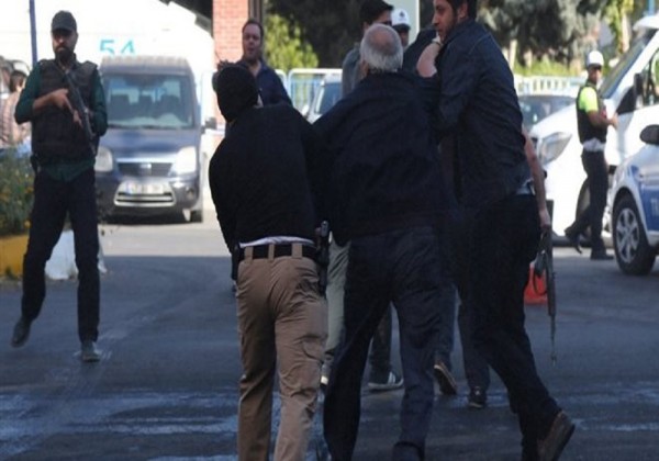 Τουρκία: Συνελήφθη ο διευθυντής της ηλεκτρονικής Cumhuriyet