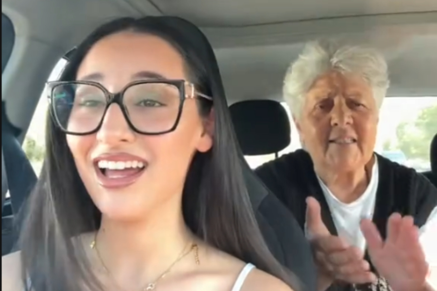 Κλαυδία στο Tik Tok: Τραγουδά και χορεύει με τη γιαγιά της (Βίντεο)