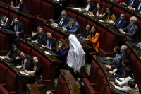 Ιταλία: Βουλευτής πήγε στο κοινοβούλιο ντυμένος φάντασμα (Βίντεο)