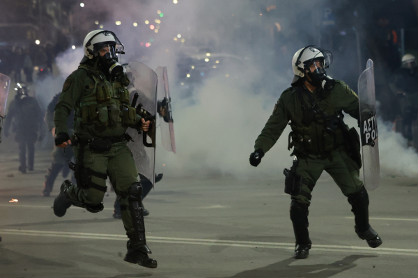Επεισόδια στη Θεσσαλονίκη - Μολότοφ και χημικά έξω από το ΑΠΘ (Βίντεο)