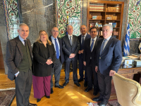 Υποψηφιότητα Τασούλα: Τα «γαλάζια» χαμόγελα στη Βουλή και ο Νικήτας Κακλαμάνης