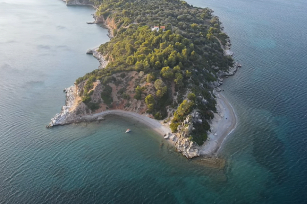 Το κρυφό νησί δίπλα στην Αθήνα με 3 εξωτικές παραλίες