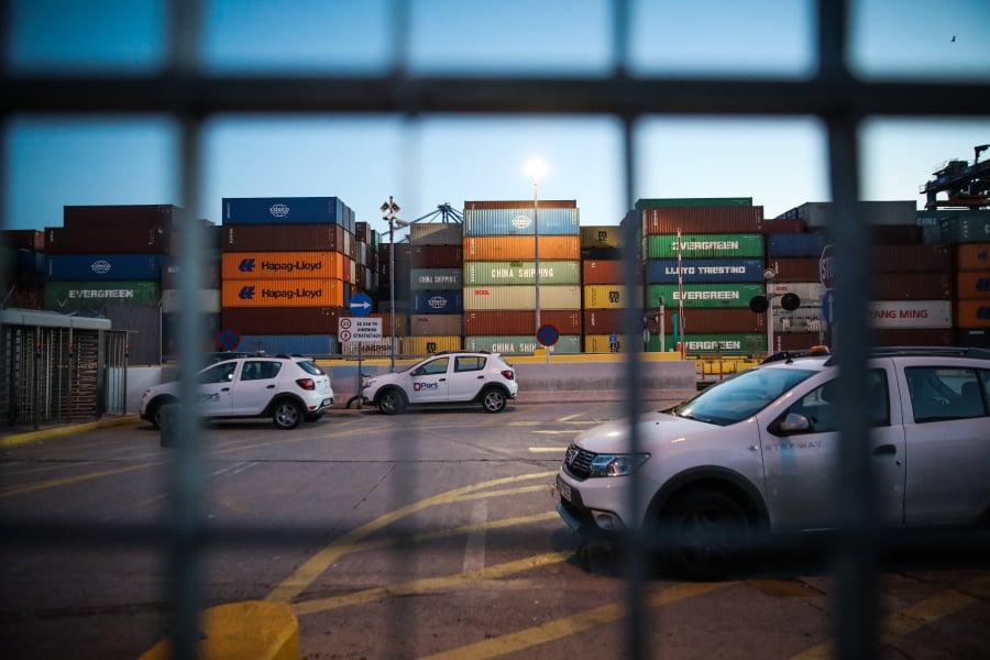 Σκάνδαλο απάτης ΦΠΑ στην ΕΕ: Βρέθηκαν 2,7 εκατ. ευρώ σε γραφείο εκτελωνιστή στον Πειραιά