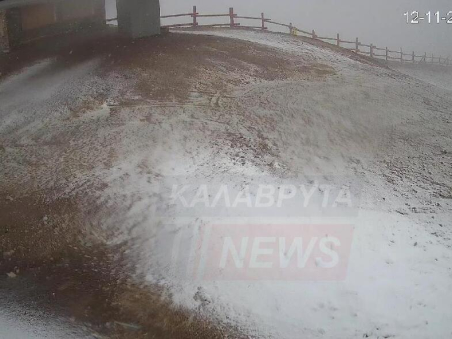 Καλάβρυτα: Στα λευκά και ο Χελμός - Έπεσε το πρώτο χιόνι
