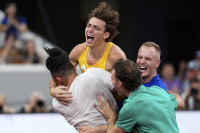 Οι «τρελοί» πανηγυρισμοί του Καραλή με τον Ντουπλάντις και η πρώτη selfie με τα μετάλλια (Εικόνες &amp; βίντεο)