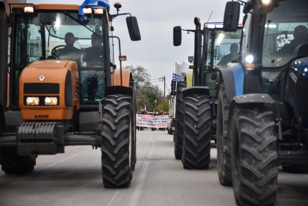 Το πρωί δεν μπήκαν χρήματα στους λογαριασμούς - Πρωτοχρονιά με μπλόκα μετά το φιάσκο με τις πληρωμές του ΟΠΕΚΕΠΕ