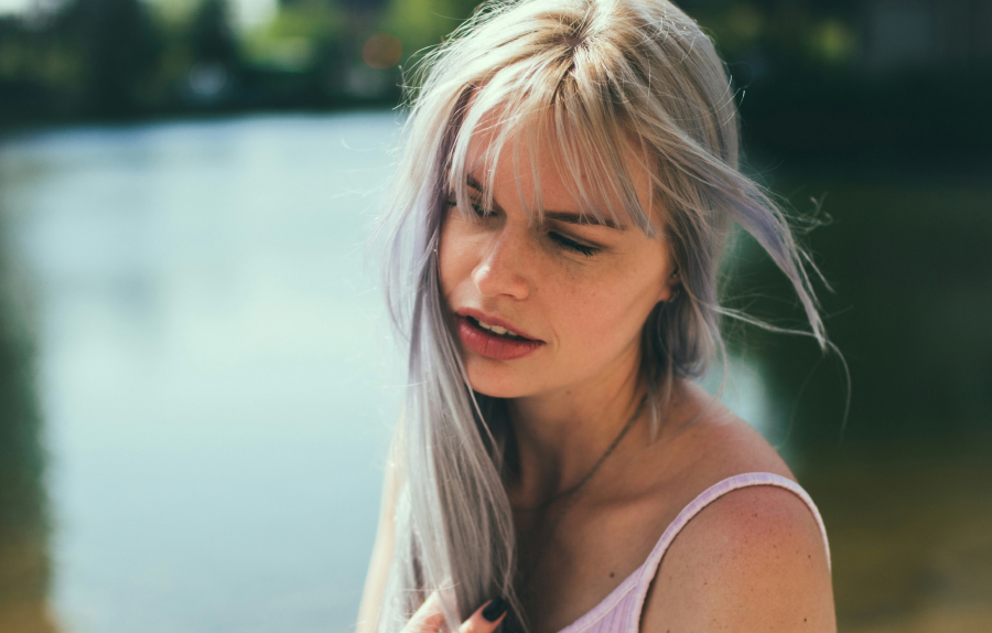 Μια αλλαγή στη διατροφή μπορεί να μειώσει τις άσπρες τρίχες - Τι εξηγεί ειδικός στη μεταμόσχευση μαλλιών