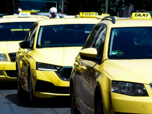 Σύλληψη 21χρονου οδηγού ταξί που χρέωσε 175 ευρώ τη διαδρομή από το Αεροδρόμιο στο κέντρο της Αθήνας