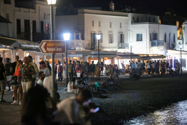 «Κοκκίνησε» ο δείκτης θετικότητας στη Μύκονο, τα νησιά που «βράζουν» από κρούσματα