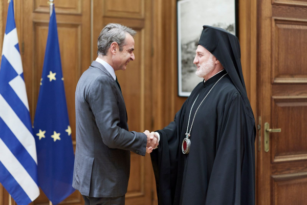 Συνάντηση Μητσοτάκη με τον Αρχιεπίσκοπο Αμερικής Ελπιδοφόρο στο Μαξίμου