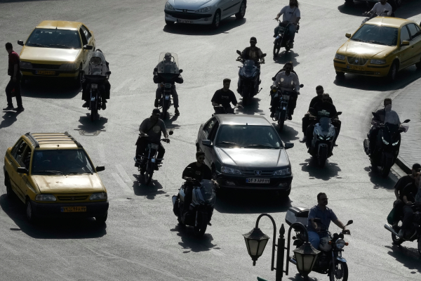 Το Ιράν απαγορεύει την εισαγωγή πολυτελών οχημάτων καθώς αυξάνονται οι οικονομικές πιέσεις