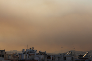 Κύκλωσαν οι φλόγες την Αττική: Αποπνικτική η ατμόσφαιρα, κίνδυνος για τις ευπαθείς ομάδες