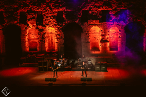 Oι Stranglers ανανέωσαν τους όρκους αγάπης με το ελληνικό κοινό: Εικόνες από την ιστορική συναυλία στο Ηρώδειο