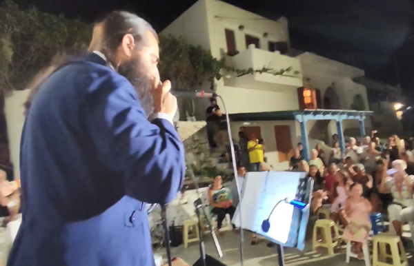 Απίθανος παπάς στη Νάξο «άρπαξε» το μικρόφωνο και ξεκίνησε να «ραπάρει» (βίντεο)