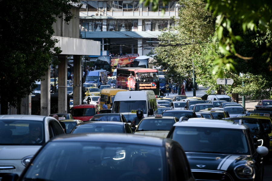 Κίνηση ΤΩΡΑ: «Κολλημένα» τα αυτοκίνητα σε δρόμους του κέντρου της Αθήνας