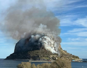 Φωτιά τώρα στη Μονεμβασιά, ρίψεις από δύο ελικόπτερα