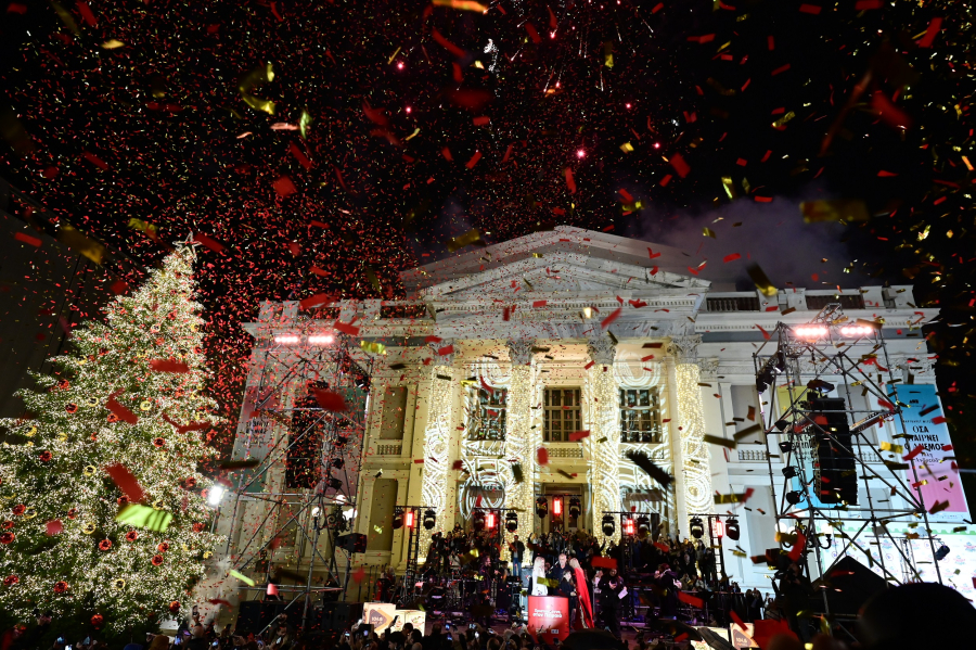 Χριστούγεννα στον Πειραιά: Η φωταγώγηση του δέντρου με τα 100.000 λαμπιόνια