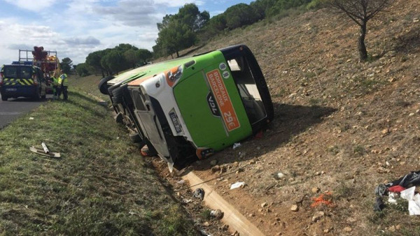 Σοκαριστικό τροχαίο στη Γαλλία με έναν νεκρό: Ανατράπηκε τουριστικό λεωφορείο (φωτο)