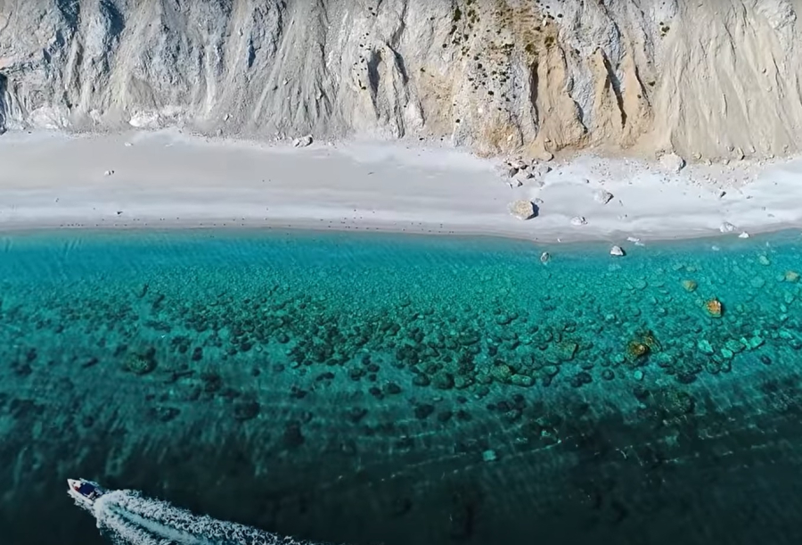 Αυτή είναι η ελληνική παραλία που βρίσκεται μέσα στις 50 κορυφαίες του κόσμου (βίντεο)