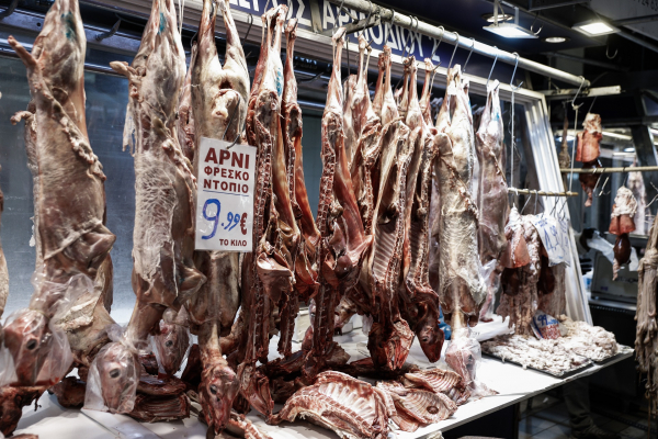 Πάσχα 2022: Πού θα «κλειδώσει» η τιμή του οβελία, δυνατό μπρα ντε φερ κρεοπωλών και κτηνοτρόφων